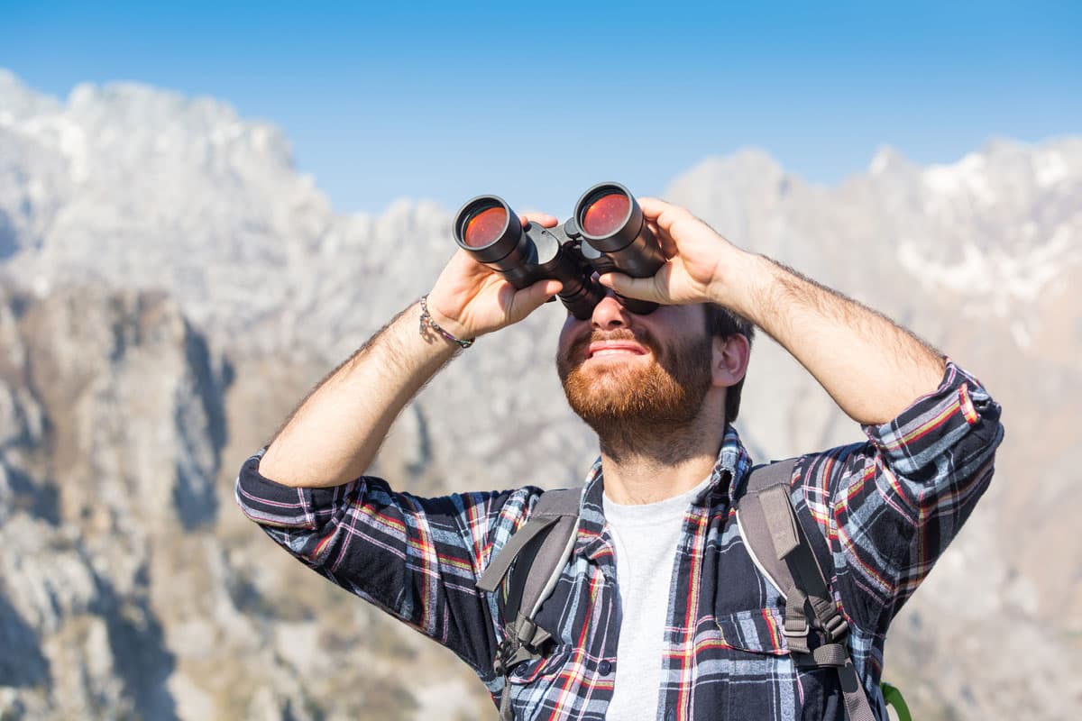 Feldstecher und Fernglas: Zwillingsinstrumente der Beobachtung