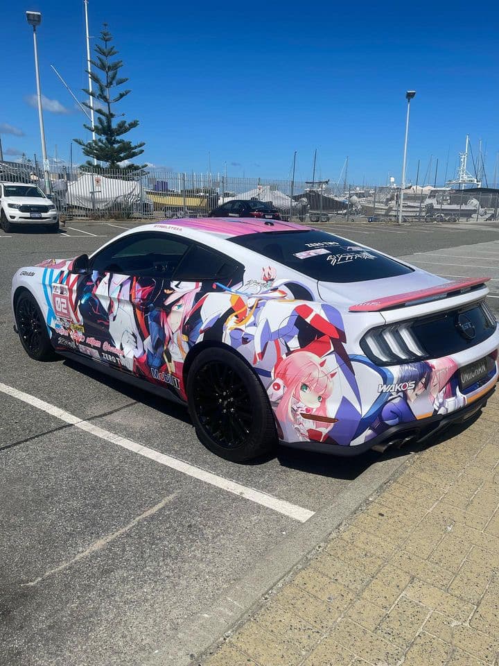 Dodge Challenger Folierung mit Anime-Designs: Auffallen garantiert