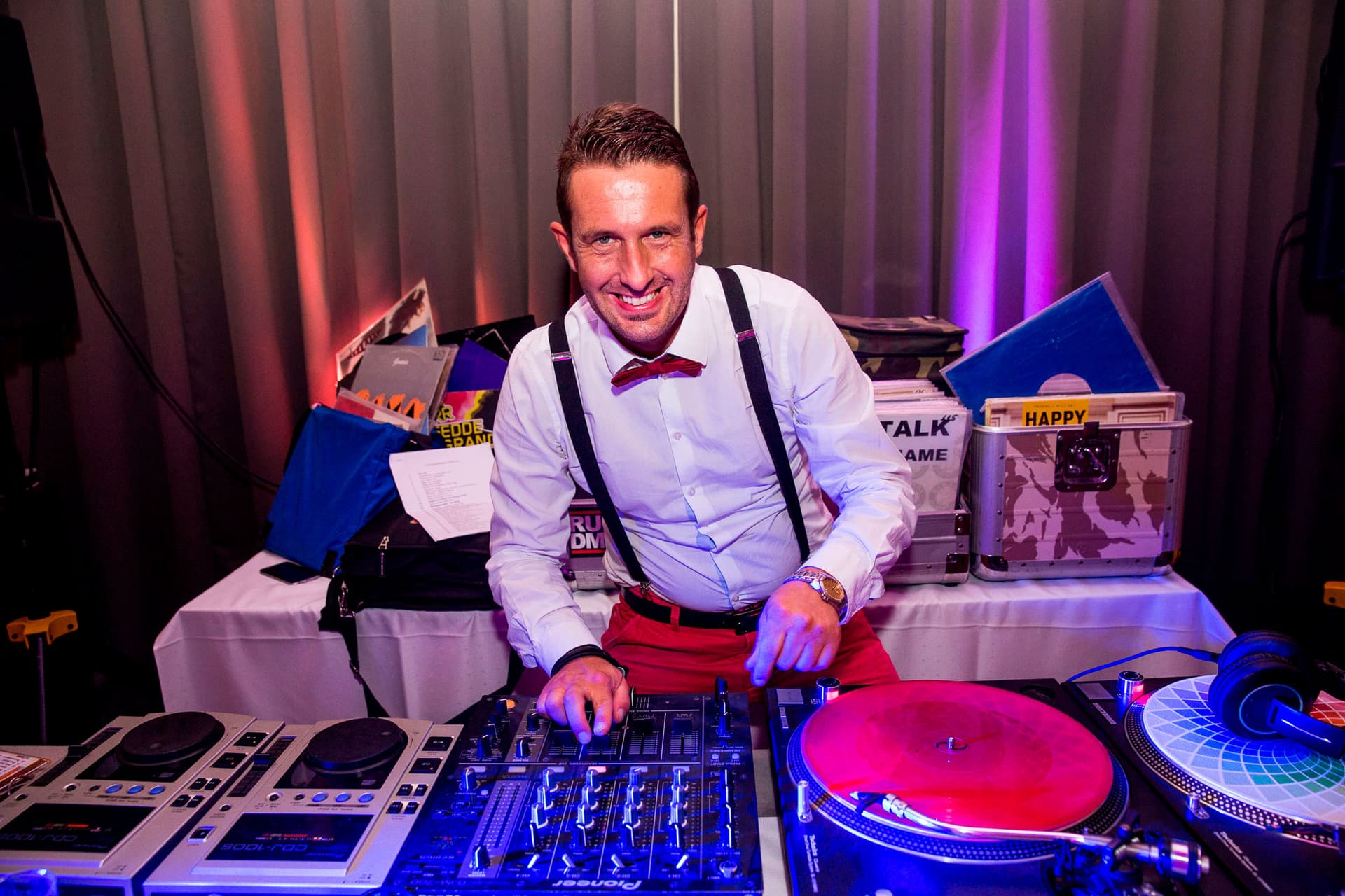 Tanzen durch die Liebe: Die Odyssee des Hochzeits-DJs