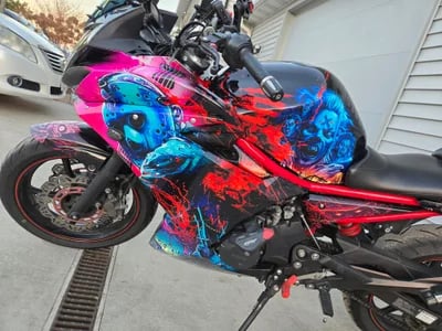 Dodge Challenger Folierung mit Anime-Designs: Auffallen garantiert