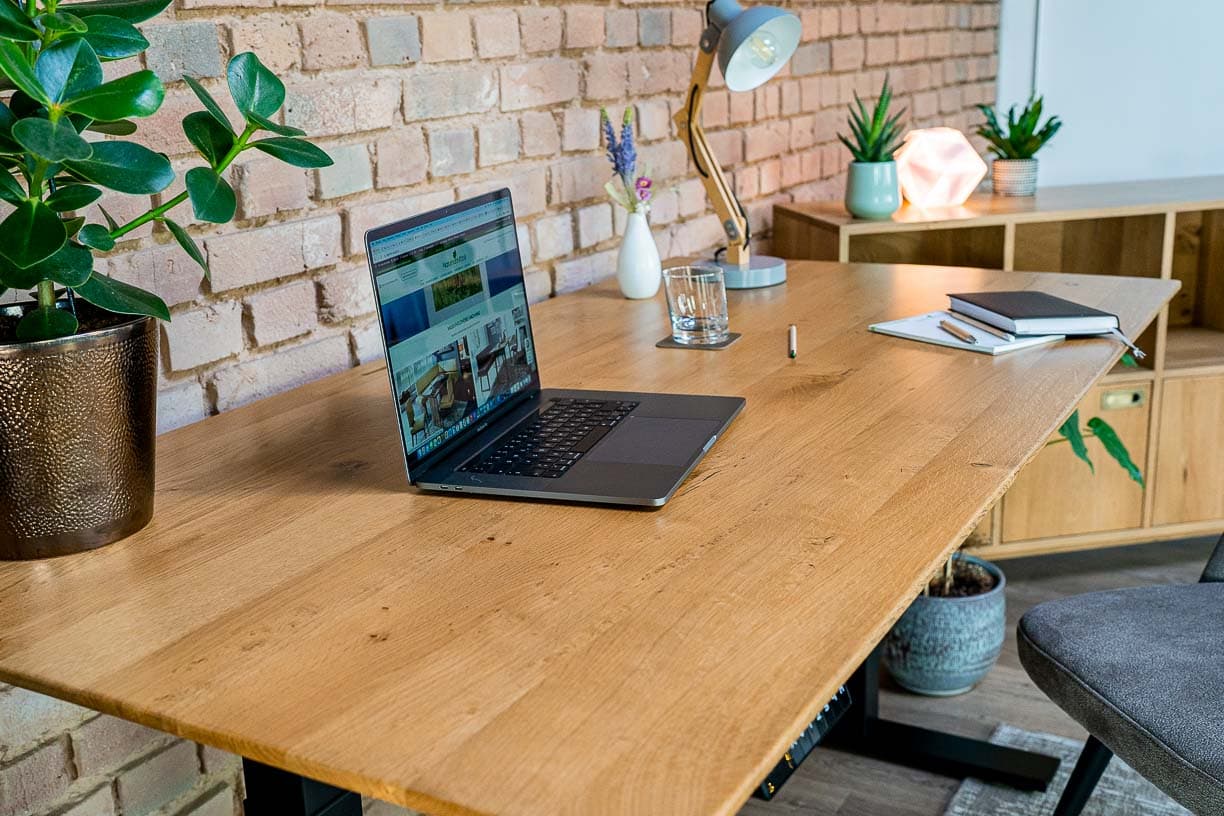 Schreibtischplatte aus Holz oder Glas: Was ist besser?