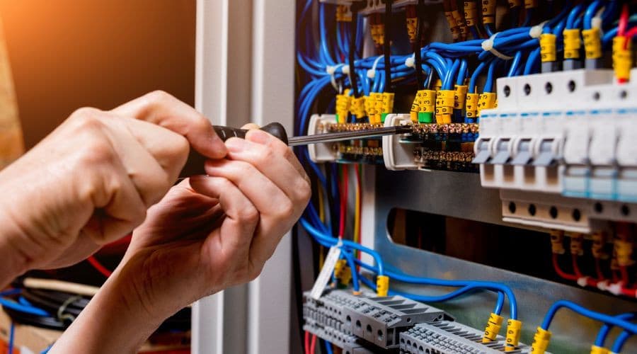 Prüfung elektrischer Anlagen: Warum frühzeitige Mängelerkennung entscheidend ist