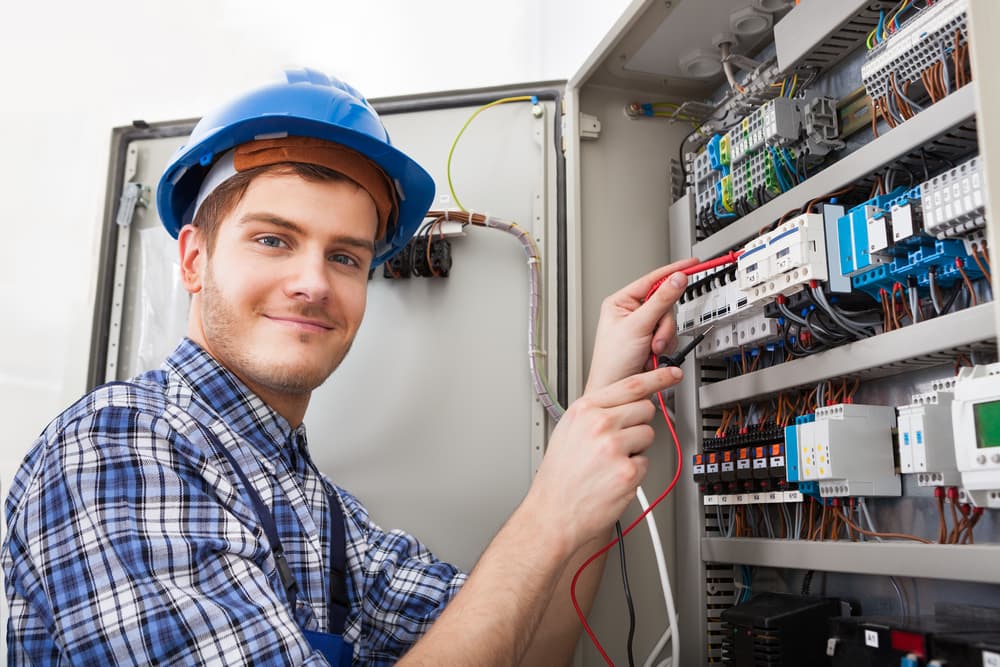 Warum die DGUV V3 Prüfung für elektrische Betriebsmittel in Bürogebäuden und Produktionsstätten essenziell ist
