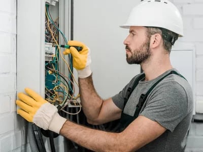 DGUV Vorschrift 3 und VDE Prüfung: Pflichten des Arbeitgebers im Überblick
