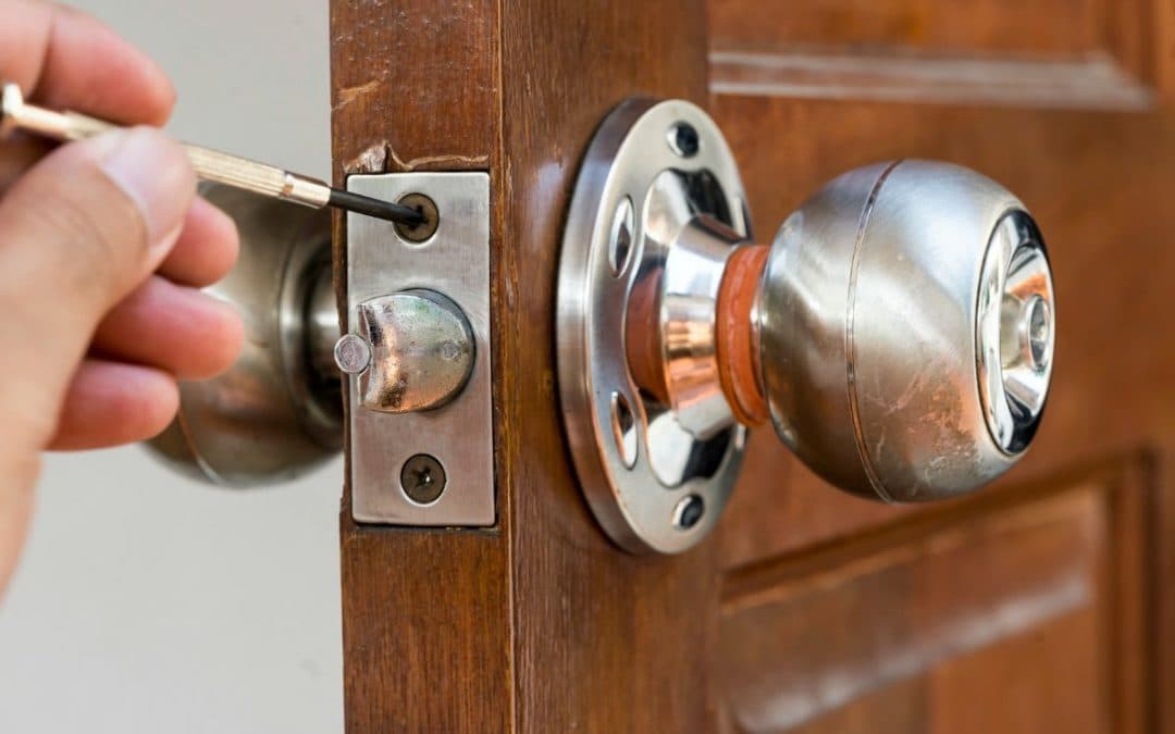Lokale Schlüsseldienste vs. MR-KEY: Schlüssel mit Elektronik online günstiger