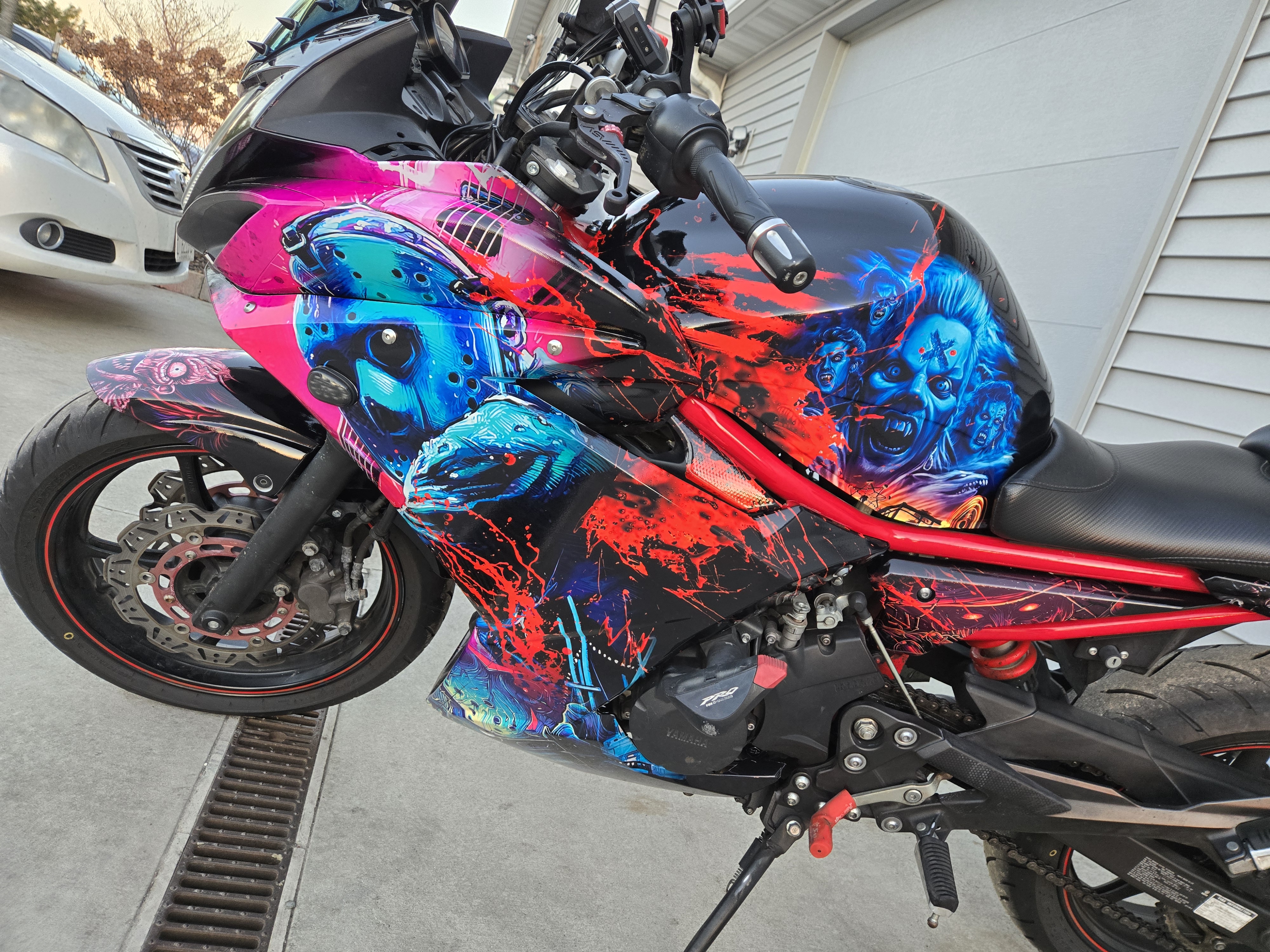 Dodge Challenger Folierung mit Anime-Designs: Auffallen garantiert