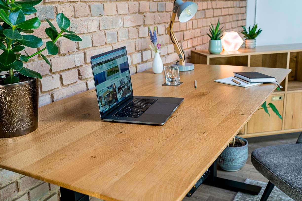 Schreibtischplatte aus Holz oder Glas: Was ist besser?