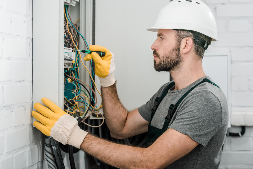 DGUV Vorschrift 3 und VDE Prüfung: Pflichten des Arbeitgebers im Überblick