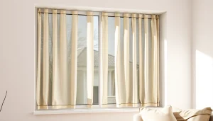 Plissee konfigurieren: elegantes Plissee im Fenster mit eleganten Stoffmustern und sanfter Beleuchtung.